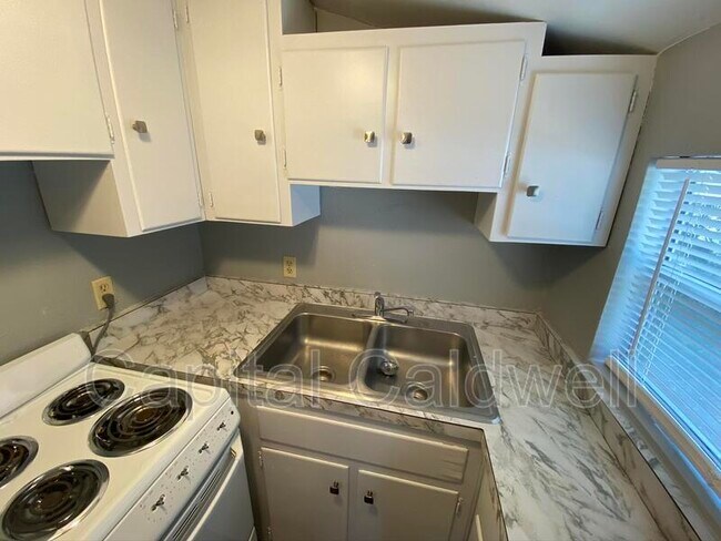 Building Photo - 304 E Hanna Ave