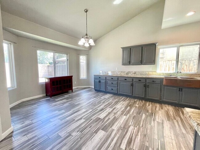 Building Photo - $2,250 Grantland & Barstow, 3 Bedroom Home...