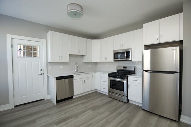 Building Photo - 3942 N Janssen Ave