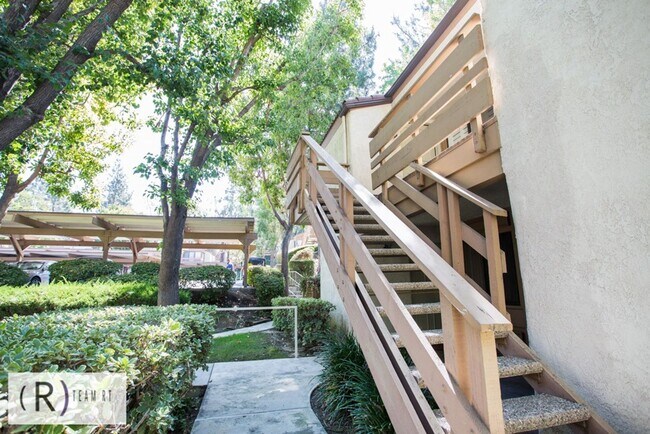 Building Photo - 2-Bed Upstairs Unit with Amenities