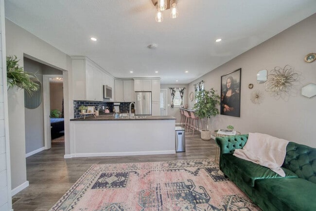 Building Photo - 1402 Iowa St