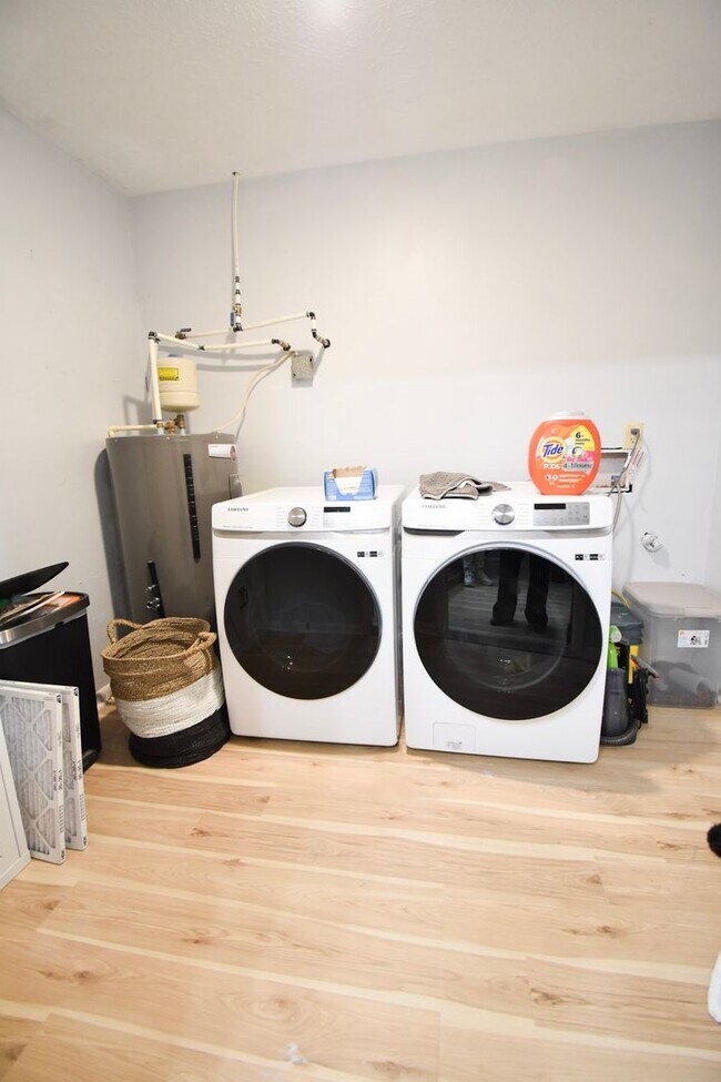 Building Photo - FIRST TWO WEEKS RENT FREE! 3 Bedroom 2 Bat...