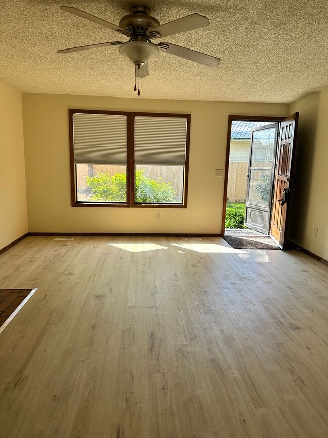 Foto del edificio - Centrally Located  2 Bedroom 1 Bathroom Du...