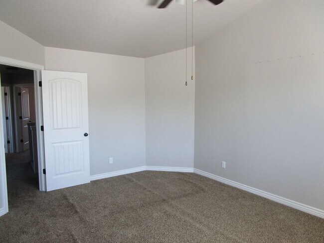 Building Photo - 3 bed 2.5 bath townhome in Fox Run