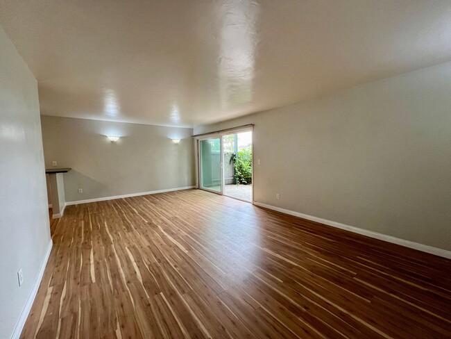 Foto del edificio - GREAT location, downstairs 2+2 condo