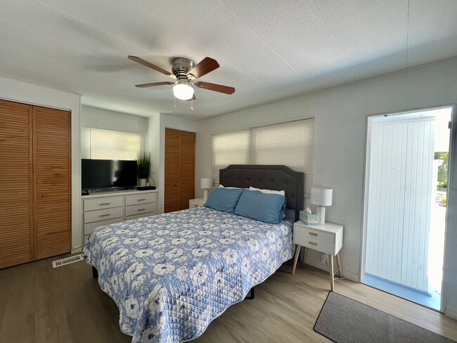 Building Photo - Furnished Annual - Canal View 2 Bedroom, 2...