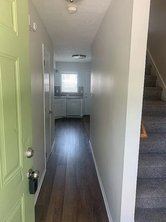 Entry - 101 W 19th Ave