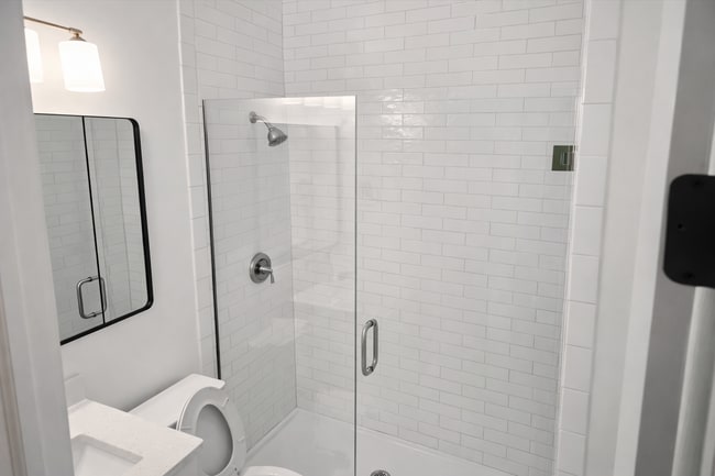 Building Photo - 1533 N Western Ave