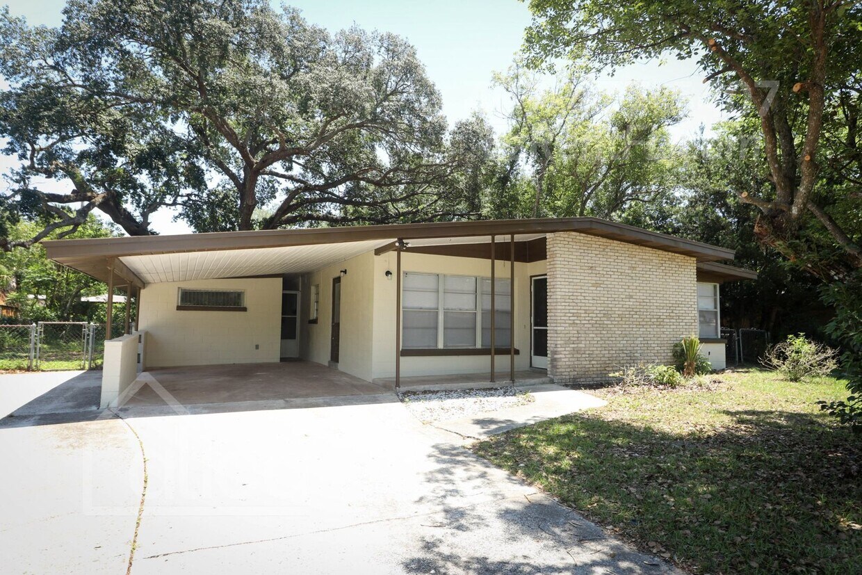 Primary Photo - Charming 3/2 with Carport in Sanford