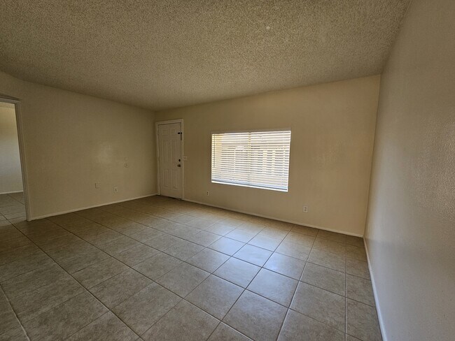 Foto del edificio - 2222 E Broadway Rd