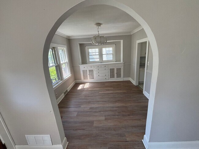 Building Photo - Spacious 3 Bedroom with Detached Garage Lo...