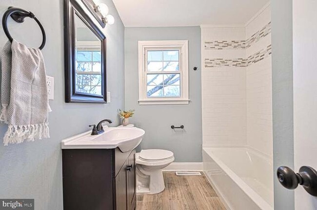 shared bathroom - 1208 Cedar Ave