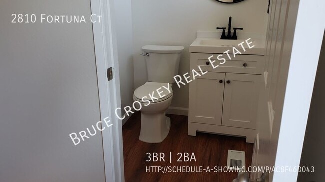 Building Photo - Move in ready! Remodeled unit with large b...