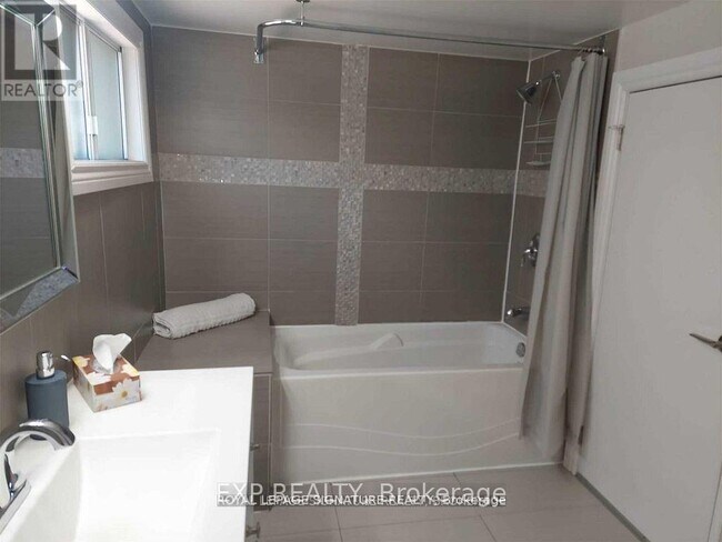 Photo du bâtiment - 2587 Burslem Rd