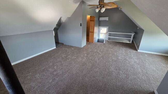 Foto del edificio - Flexible Layout - Upstairs Space Includes Air Conditioning!