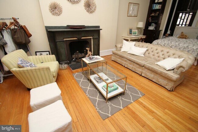 Building Photo - 2218 Delancey Pl
