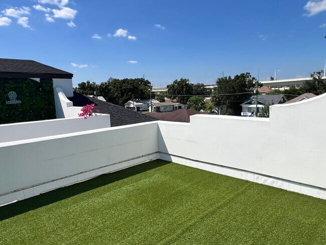 Foto del edificio - 2024 Townhome with Rooftop Patio