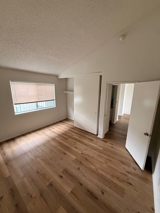 Building Photo - City View Apartments