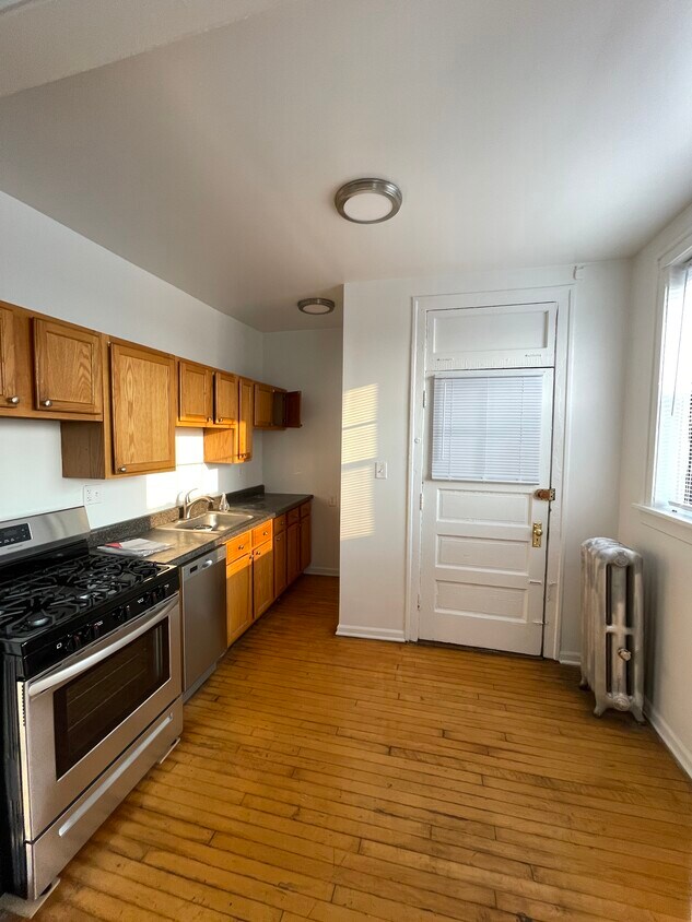 Foto principal - 2344 W Addison St
