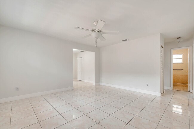 Building Photo - 3233 SW 25th St