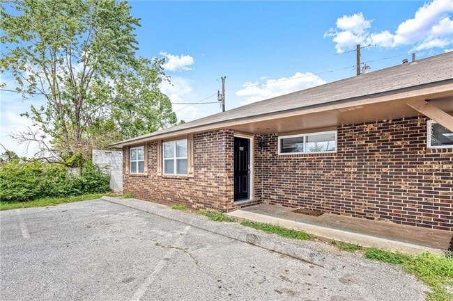 Building Photo - 1711 W Olrich St