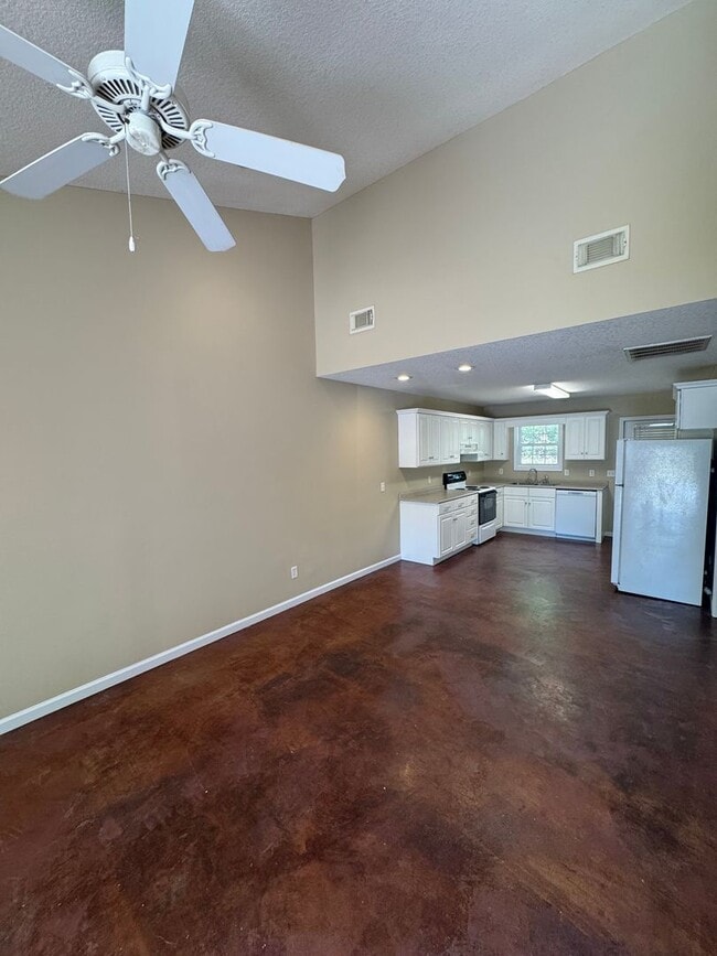 Building Photo - 2 Bed 1 Bath Duplex