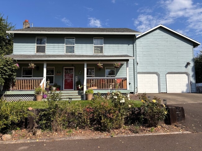 Front - 1768 S Dogwood St