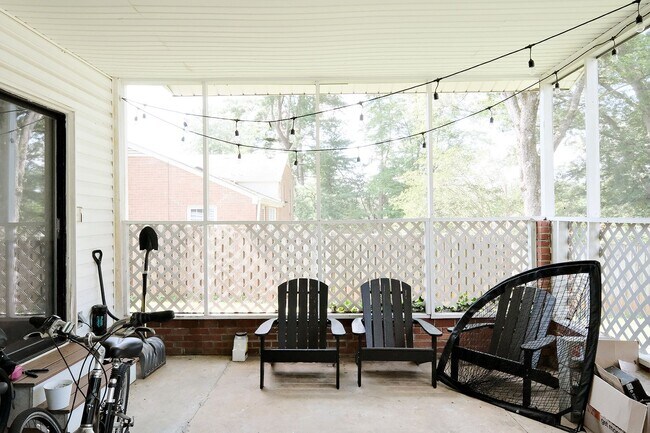 Building Photo - Updated Greenbrier Home with Fenced Yard