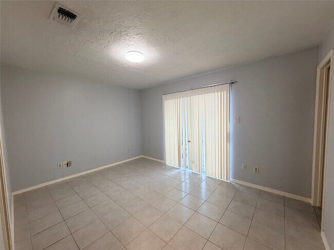 Foto del edificio - 5102 Beaverhill Dr