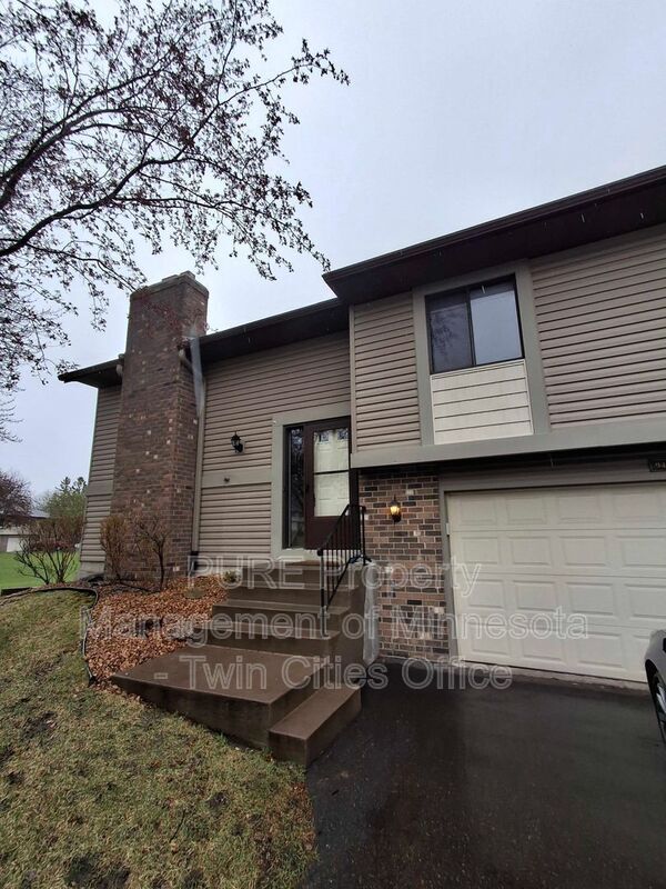 Primary Photo - 9468 Kingsview Ln N