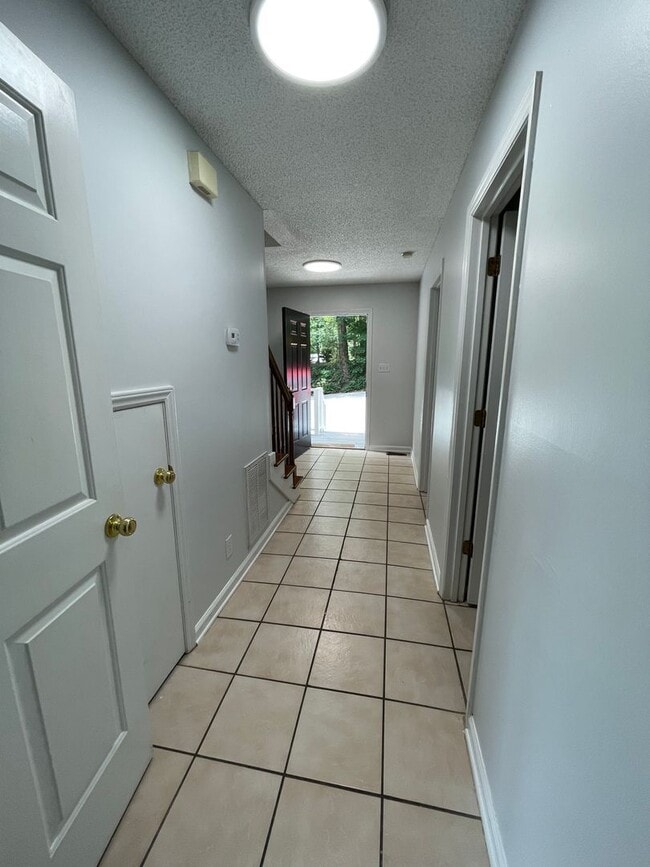 Building Photo - Large 5 BR 3 BA house just south of UNC Ho...