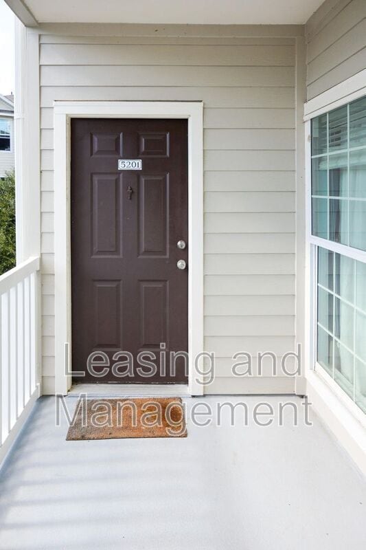 Building Photo - 700 Daniel Ellis Dr