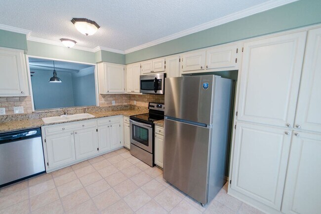 Foto del edificio - !!!!!!!! MOVE IN SPECIAL -- $1200 FOR FIRST 2 MONTHS!!!!!!!!  -- Come and enjoy your stay at this...