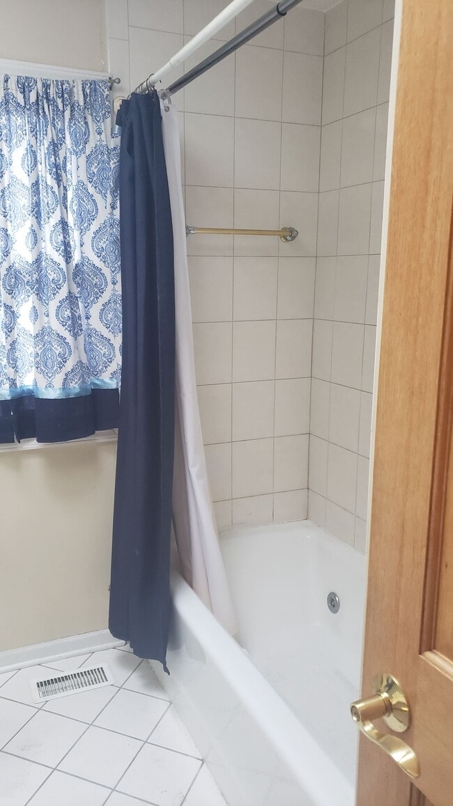 Guest Bathroom - 3300 Saratoga Ave