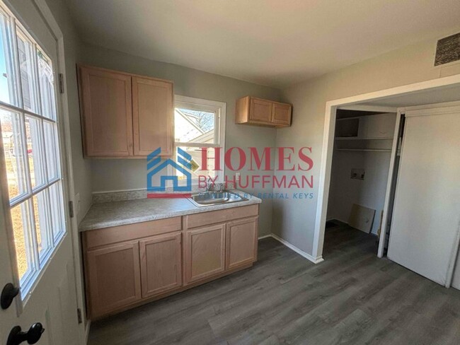 Building Photo - Two Bedroom House | Updated Unit