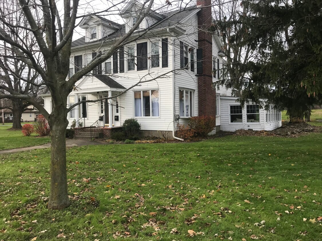 213 Bellew Ave., 1st floor - 213 Bellew Ave N
