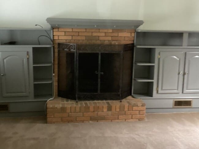 Building Photo - 5 Bedroom Home - Colonial Heights - Conven...