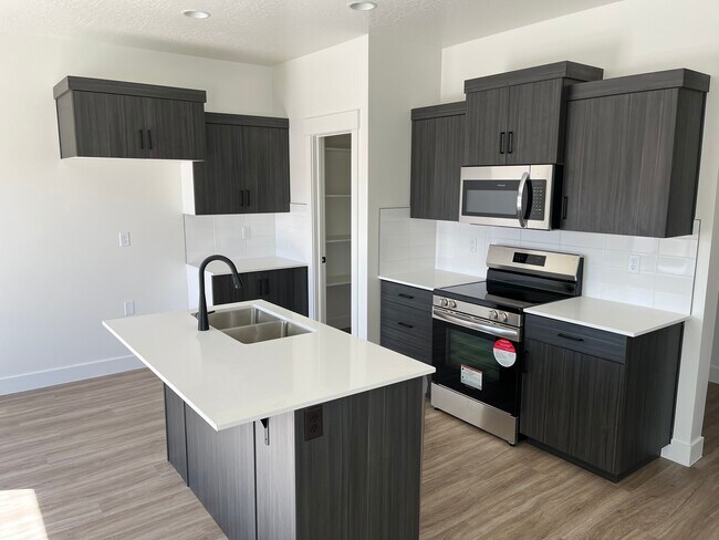 Ktichen + new fridge! - 5643 S Duel Ln