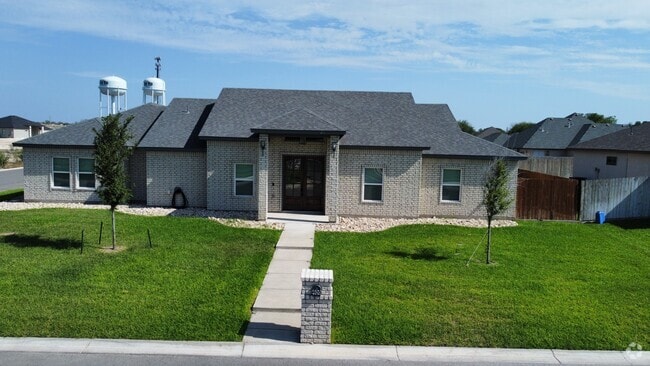 Building Photo - 400 Pitaya Ln