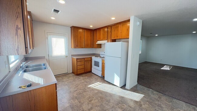 Building Photo - 1514 Hollyhock Dr