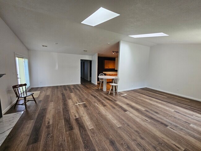 Building Photo - 1113 Community Dr