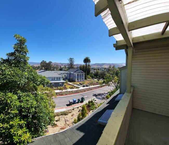 Foto del edificio - 5 Bedroom 3 Bath close to Poly, hiking and shopping!!