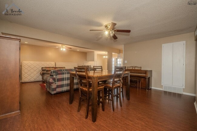 Building Photo - 5222 Jamaica Dr