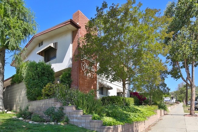 Building Photo - 5853 Greenleaf Ave