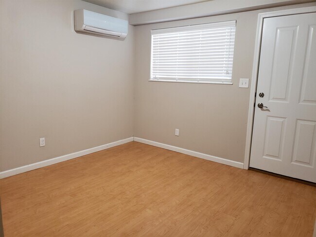 Building Photo - 2809 W Pleasanton Ave