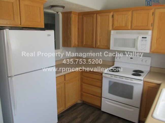 Foto del edificio - This Beautiful and updated Town home is Av...