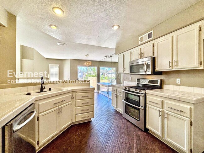 Foto del edificio - 25236 Via Catalina