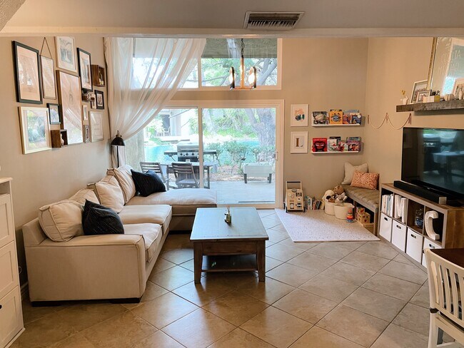 Foto del edificio - 4900 E Chapman Ave