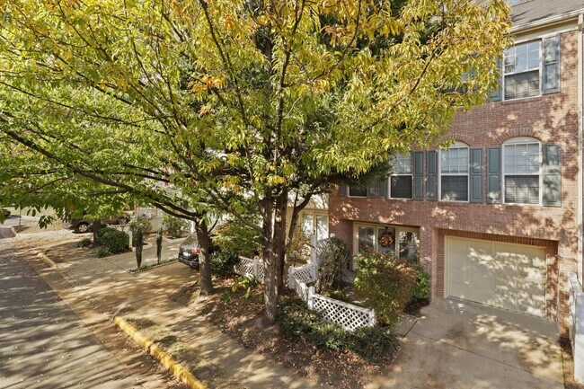 Building Photo - 9428 Colonade Dr