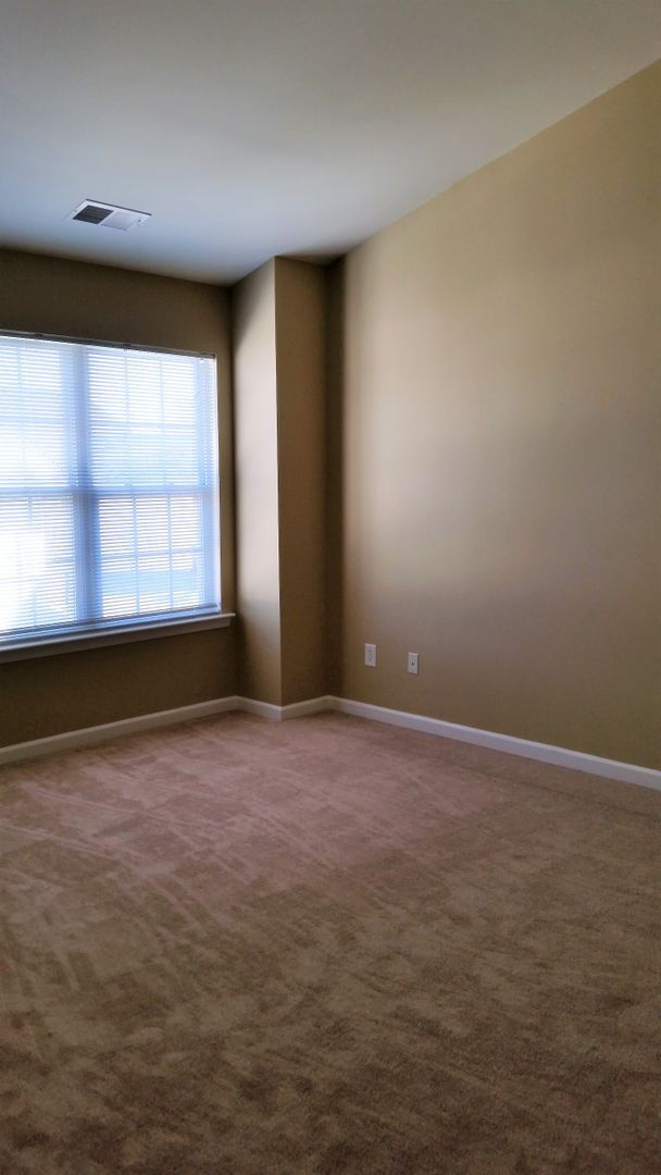Building Photo - 3 bedroom townhouse in Oakhurst